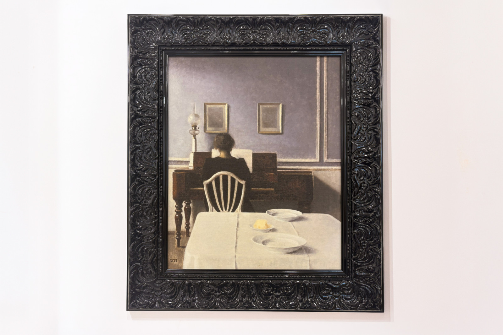Interior con joven mujer al piano - Vilhelm Hammershoi