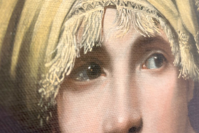 Niño con turbante sosteniendo un ramillete