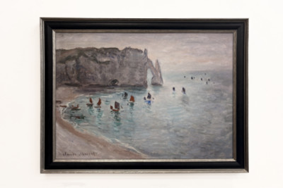 Etretat, Porte d’Aval: barcos de pesca saliendo del puerto
