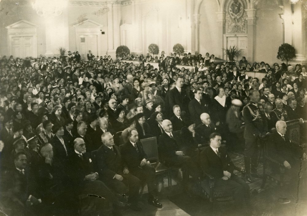 Una plenaria de Związek Pracy Obywatelskiej Kobiet, una organización de mujeres polacas, en Varsovia, 1933. Sentado a la derecha el Presidente de la República, Ignacy Mościcki de Unknown