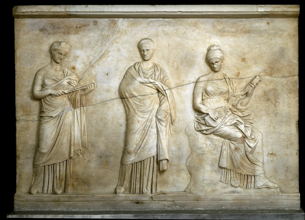 Arte griego: representación de tres Musas. Bajo relieve tallado en mármol por Cefisodote el joven y Timarchos (ambos hijos de Praxíteles), 330-320 a.C., antigüedad griega. Museo Nacional de Arqueología, Atenas (Grecia) de (after) Cephisodotus