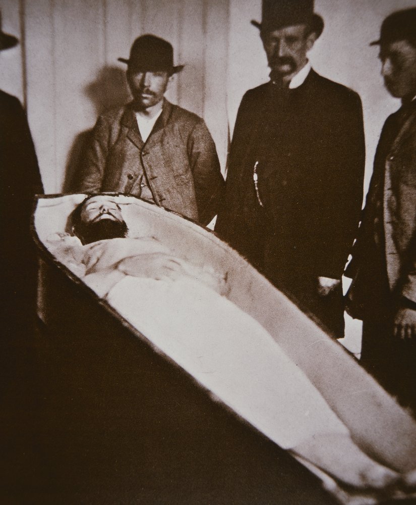 Jesse James en su ataúd después de ser abatido a tiros en 1882 de American Photographer