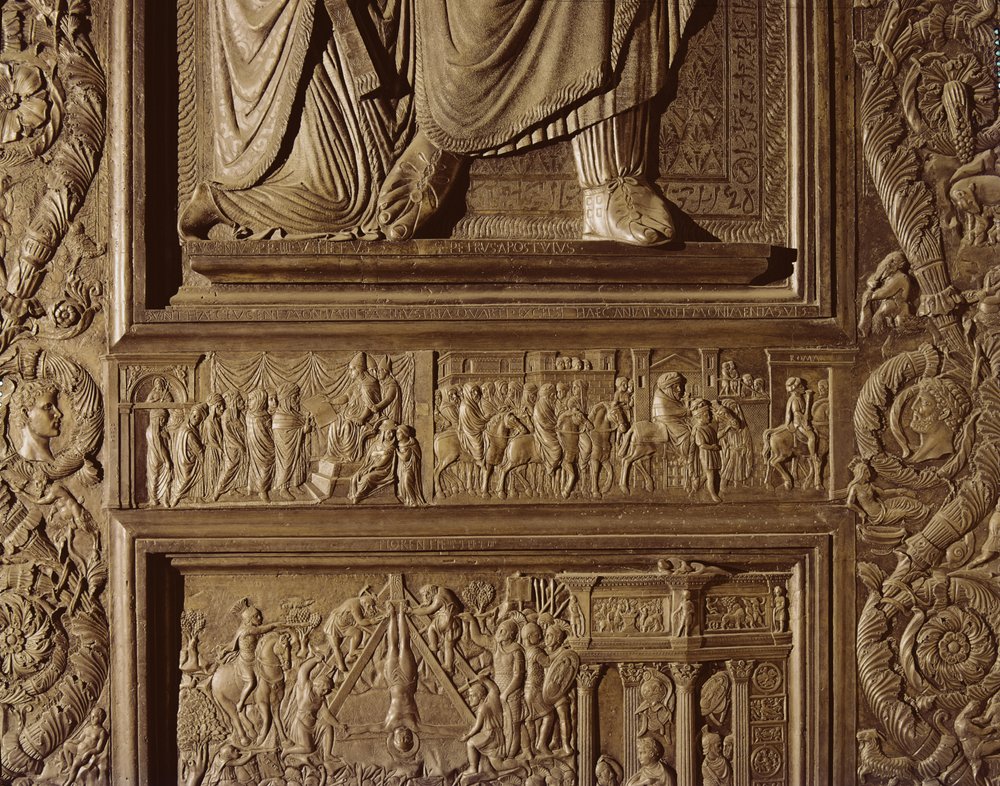 Detalle de la puerta central de la basílica, decorada 1439-45 (bronce) de Antonio Filarete