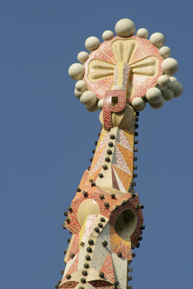 Remate de una aguja de la catedral de la Sagrada Familia, iniciada en 1882 de Antonio Gaudi
