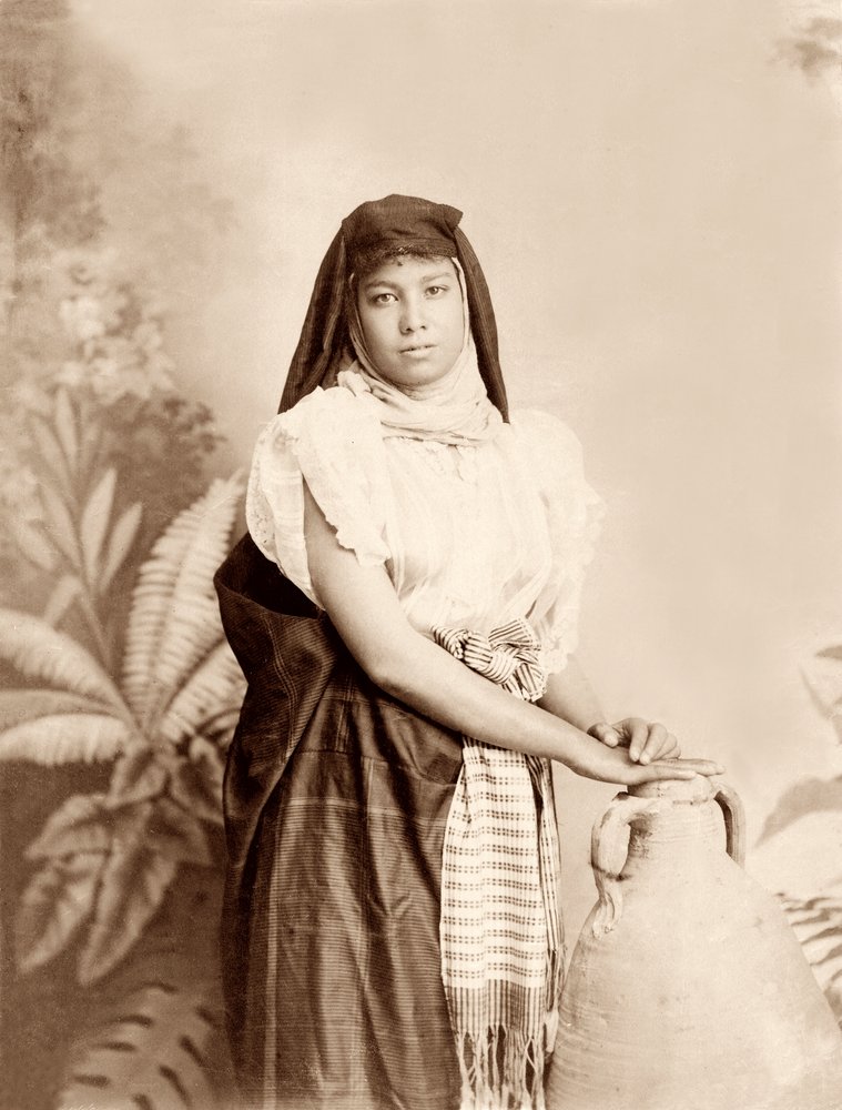 Niña con jarra de agua, c.1867-98 de Bonfils Studio