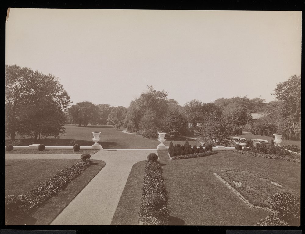 Un jardín formal en la residencia de E.D. Berwind, Newport, Rhode Island, c.1905 de Byron Company