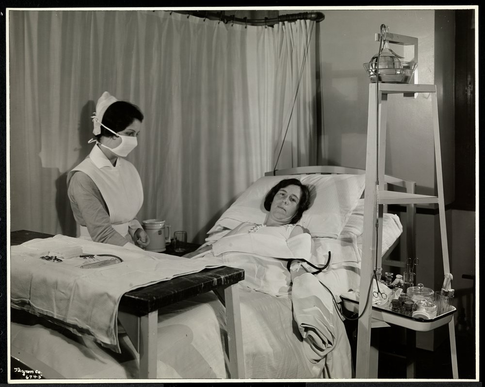 Una enfermera enmascarada con un paciente en una habitación del Hospital Médico Sloane, Broadway y la Calle 168, Nueva York, 1932 de Byron Company