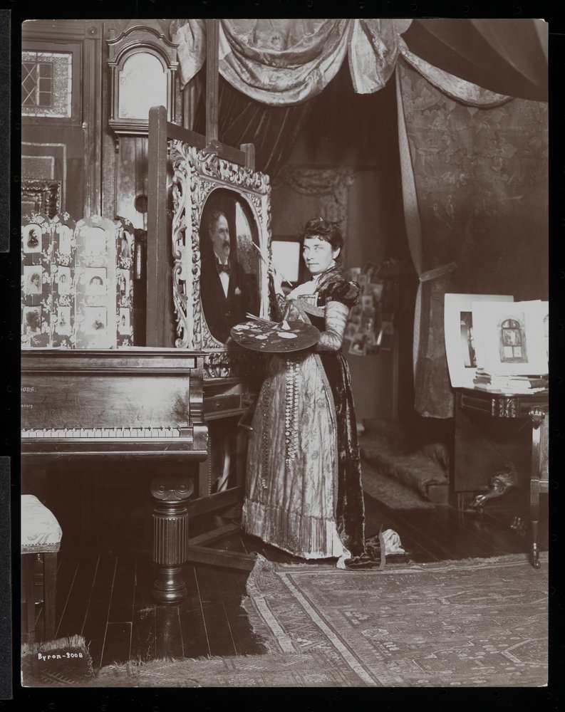 La artista Mary Tillinghast pintando un retrato en su estudio, Nueva York, c.1897 de Byron Company