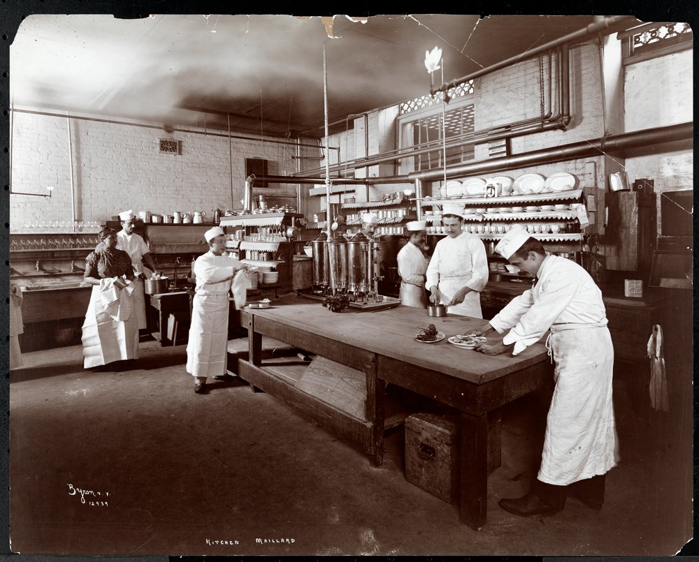 Cocineros trabajando en la cocina en Maillard