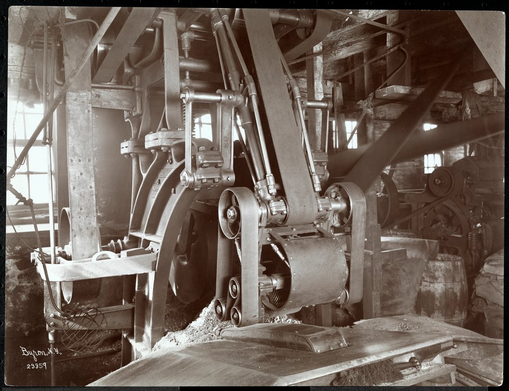 Vista interior de un gran equipo mecánico accionado por correa en la New York Leather Belting Co., Nueva York, 1906 de Byron Company