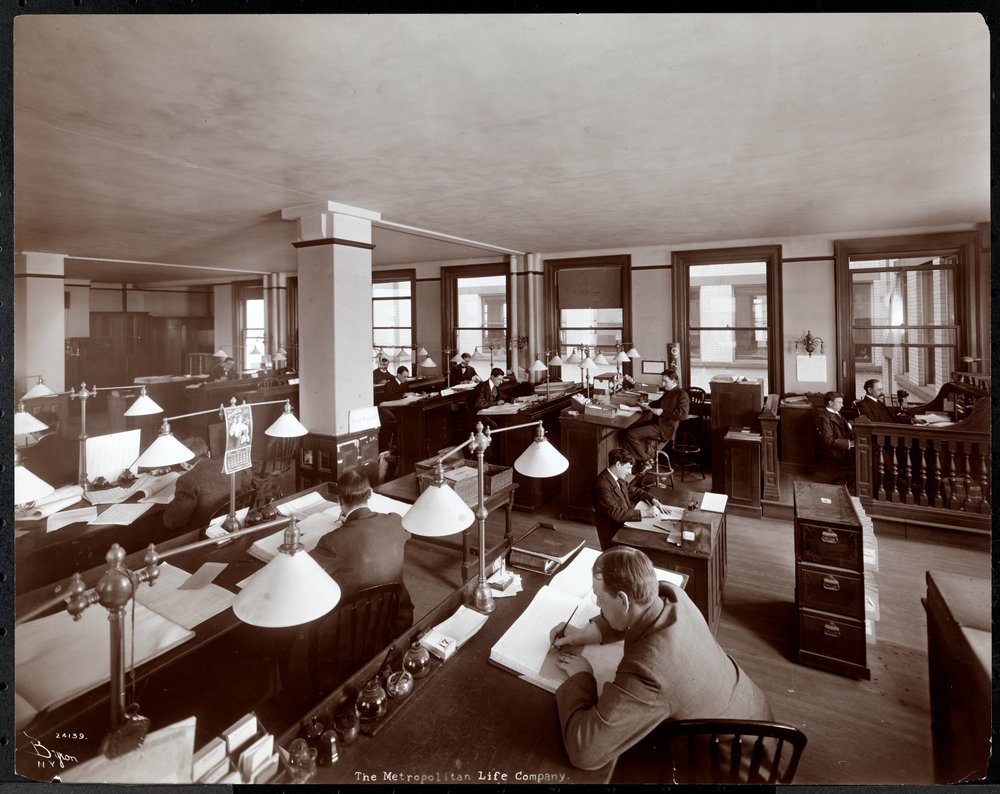 Hombres trabajando en una oficina de la Metropolitan Life Insurance Co. en la calle 23 y la avenida Madison, Nueva York, 1907 de Byron Company
