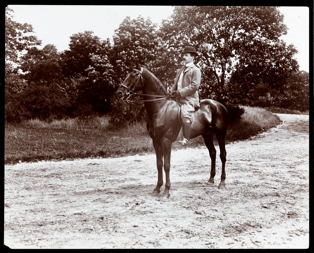 Retrato de Otto Kahn posando en un caballo en el sendero ecuestre en Central Park, Nueva York, 1907 de Byron Company