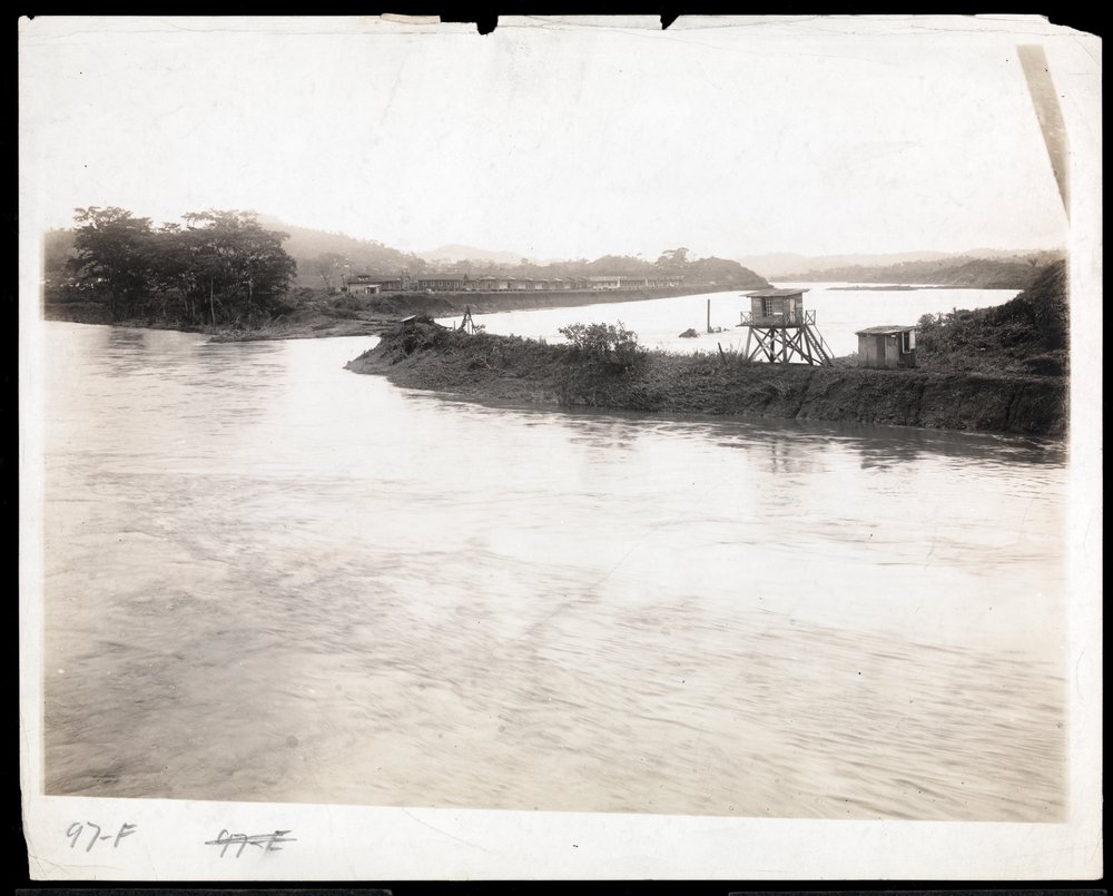 Vista del canal durante la construcción del Canal de Panamá con viviendas prefabricadas para trabajadores al fondo, 1912 o 1913 de Byron Company