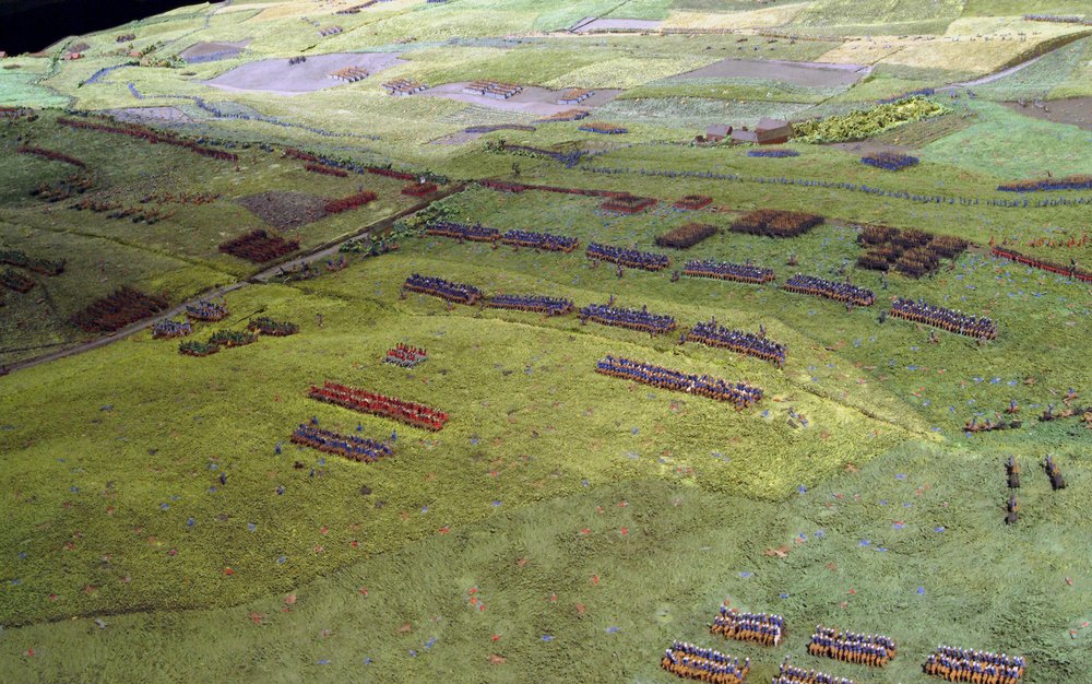 Diorama de la Batalla de Waterloo mostrando tropas posicionadas a las 19:45 hrs del 18 de junio de 1815 (detalle) de Capt. William Siborne