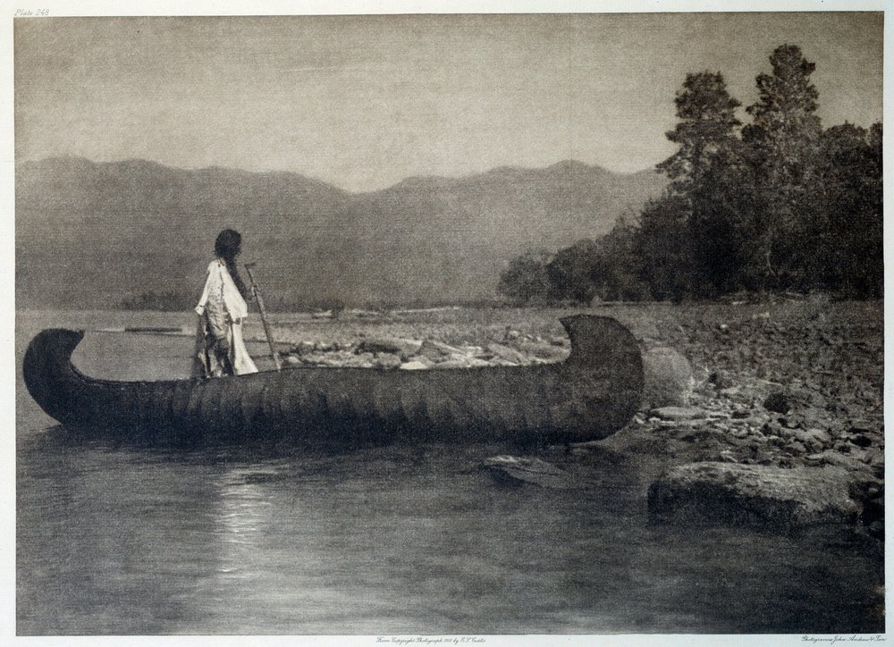 Indios de América: un indio en una canoa en el sur del lago Flathead, Montana de Edward Sheriff Curtis