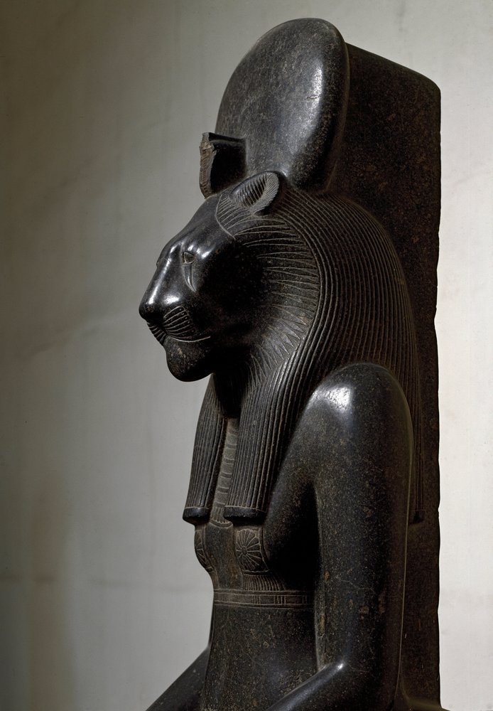 Antigüedad egipcia: la deidad leona Sekhmet coronada con el disco solar. Estatua de granito negro. 1540-1295 a.C. Dim. 210 cm Turín, Museo Egipcio de Egyptian 18th Dynasty