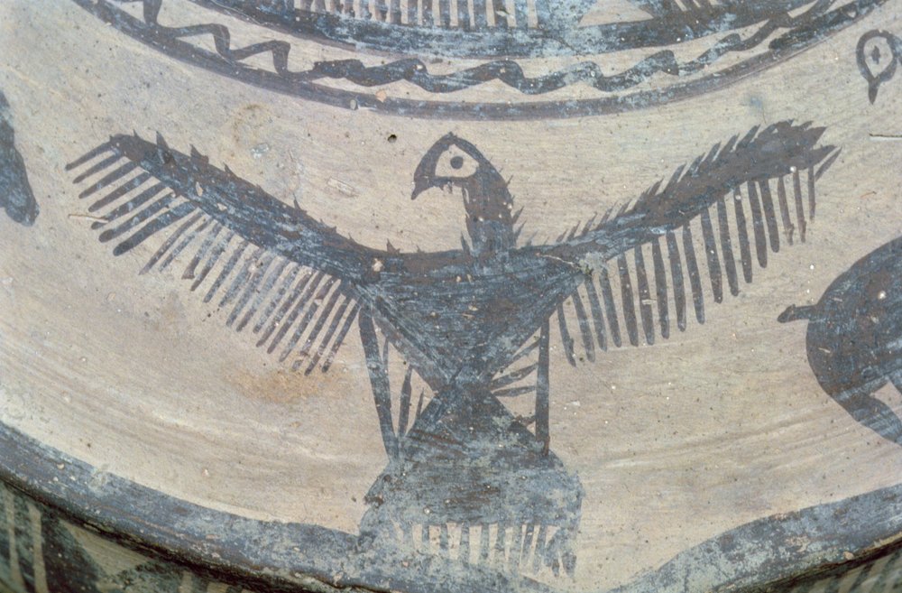 Ave de presa con alas abiertas, de la cara superior de un gran recipiente, cerámica de Fasa, c.2000 a.C. (detalle) de Elamite