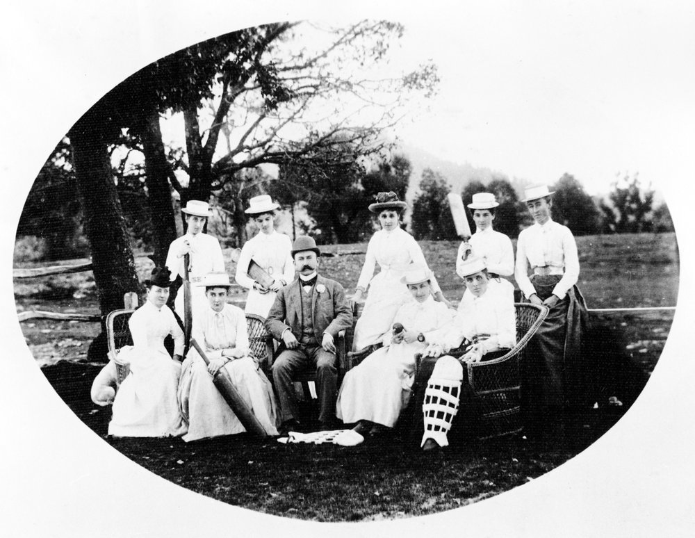 Equipo de cricket femenino, c.1870s-90s de English Photographer