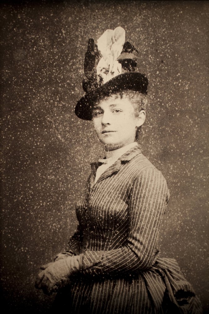 Camille Claudel (1864-1943). Retrato fotográfico hacia 1886, por Etienne Carjat (1828-1906). Reverso. Musée des Beaux-Arts de Poitiers (Francia). de Etienne Carjat