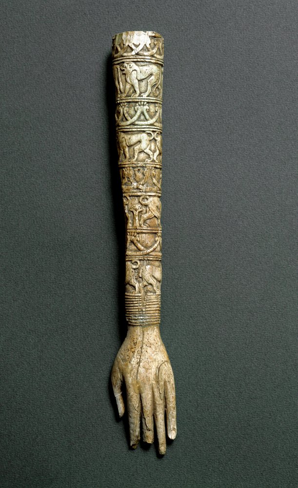 Antigüedad etrusca: brazo delantero o mango de flabelo (abanico litúrgico) de marfil. Procedente de la tumba Barberini en Preneste (Palestrina). Siglo VII a. C. Roma, Museo Nazionale di Villa Giulia de Etruscan