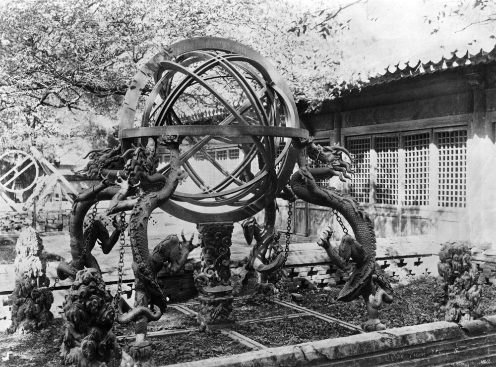 Instrumentos astronómicos en el Observatorio Imperial, Pekín, China, c.1900 de French Photographer