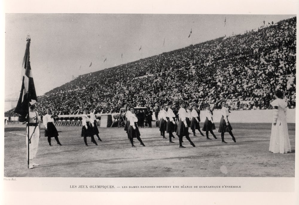 Mujeres danesas dando una demostración de sesión de gimnasia grupal en los Juegos Olímpicos de Atenas, de Les Sports Modernes, 1906 de French Photographer