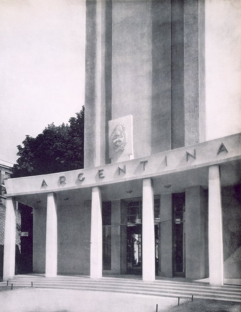 El edificio argentino en la Exposición Internacional de París, 1937 de French Photographer