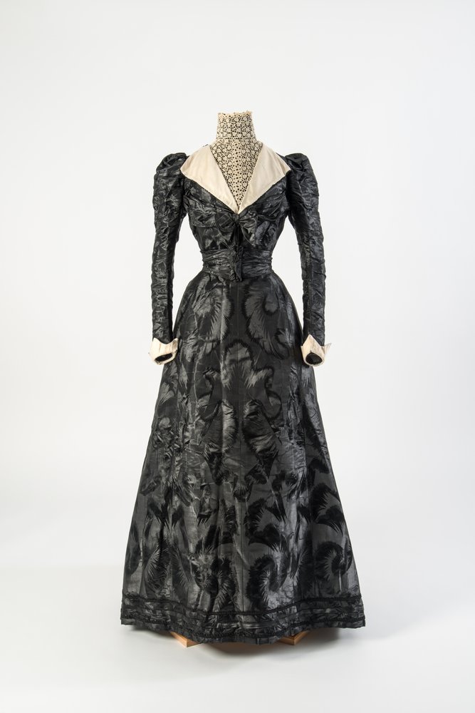 Vestido de seda negra con cuello alto de encaje crema, principios de la década de 1890 de French School