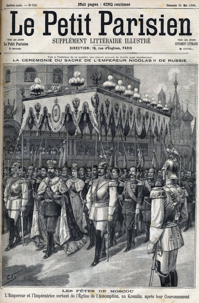 Celebraciones en Moscú: el emperador Nicolás II de Rusia (1868-1918) y la emperatriz Alejandra Fiódorovna Románova (1872-1918) saliendo de la Catedral de la Dormición del Kremlin de Moscú tras su coronación el 14 de mayo de French School