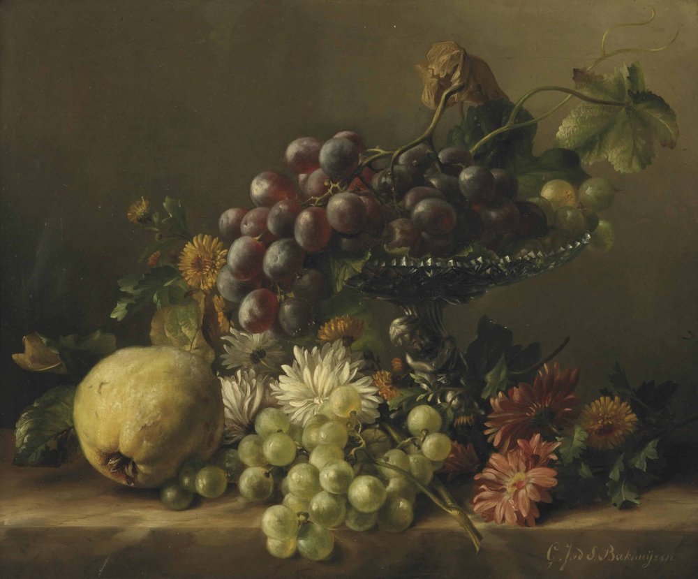 Un membrillo, dientes de león, margaritas, dalias y un plato con uvas, todo en un borde de Gerardina Jacoba van de Sande Bakhuyzen