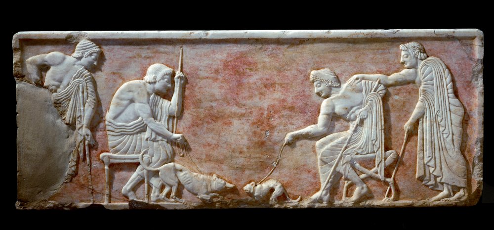 Arte griego: base de kuros que representa a dos jóvenes provocando a un perro y un gato - Relieve de mármol, 510-500 a. C. - Atenas, Museo Arqueológico - Dos jóvenes jugando con un perro y un gato - Relieve de mármol blanco (base de una estatua de kuros) de Greek