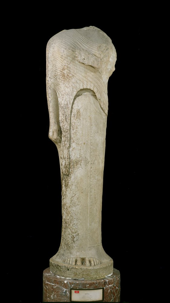 Figura de kore dedicada por Cheramyes a Hera, del santuario de Hera, Samos, c. 570-560 a. C. de Greek