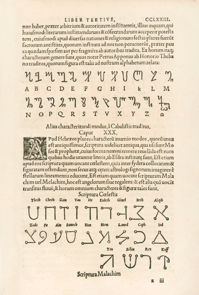 Alfabeto tebano (alfabeto honoriano o las runas de Honorio) y alfabeto celestial (Scriptura Malachim o escritura angélica) Grabado de Heinrich Cornelius Agrippa von Nettesheim (1486-1535) De occulta de Heinrich Cornelius Agrippa von Nettesheim