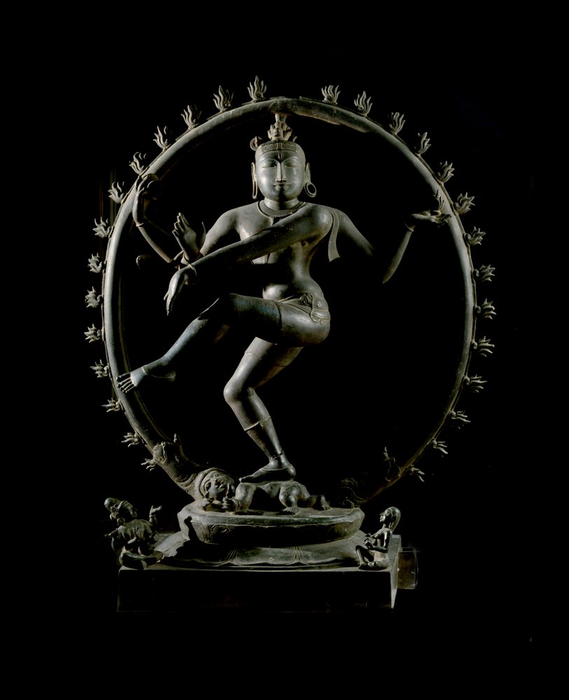 Hinduismo: representación del dios Shiva Nataraja, dios de la danza (Shiva Nataraja, señor de la danza) Escultura de bronce del siglo XII - Kolkata, Museo Indio de Indian School