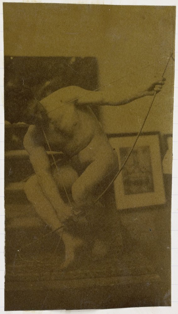 Estudio de un modelo desnudo masculino, agachado con un arco en la mano, visto de frente, en el estudio de Jacques de Lalaing de Jacques Lalaing (attributed to)