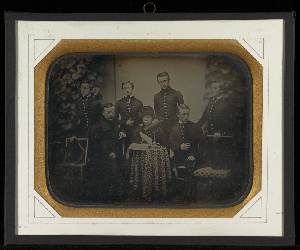 (Retrato de seis niños en uniformes de escuela militar con su director en Beaulieu) de Jean-Gabriel Eynard
