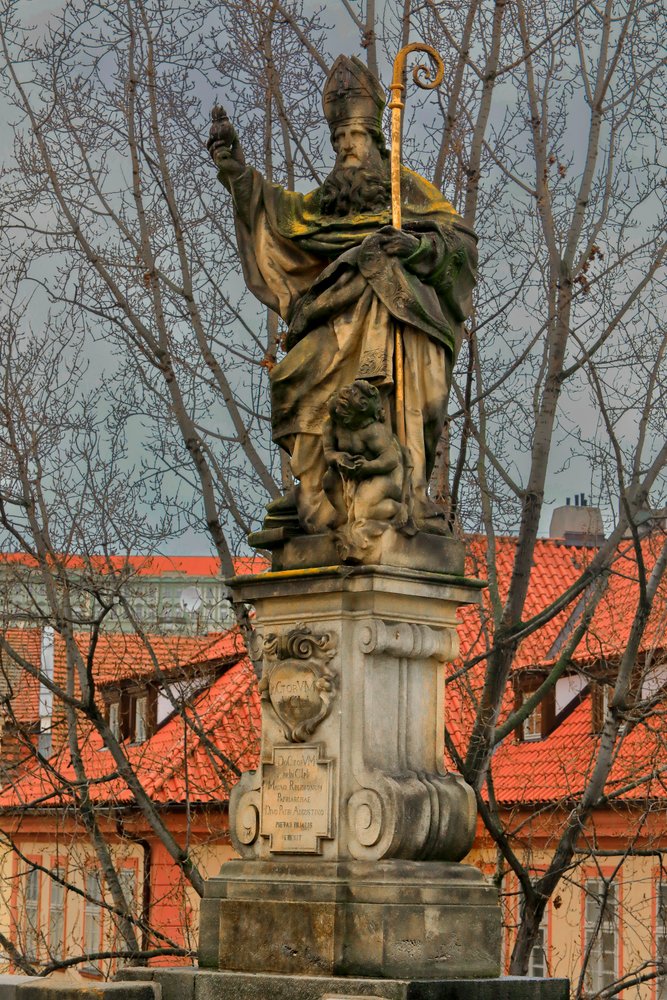 Estatua de San Agustín de Hipona en el Puente de Carlos de Jeronym (1632-1709) Kohl
