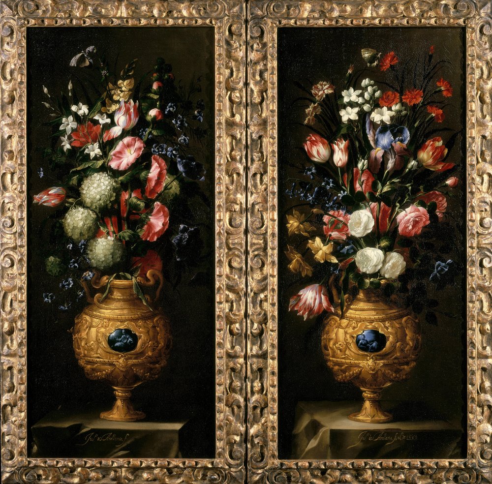 Par de naturalezas muertas de flores en jarrones dorados decorativos con cartuchos de lapislázuli de Juan de Arellano