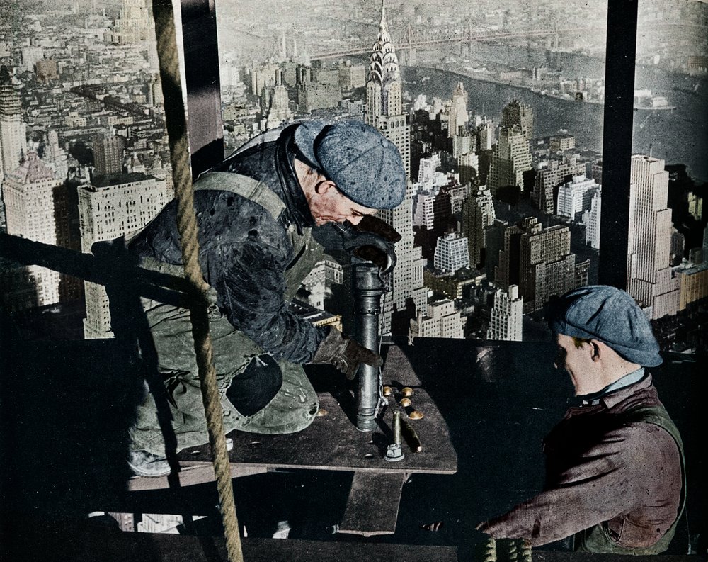 Remachando los últimos pernos en el mástil de la mañana del Empire State Building, c1931 de Lewis Wickes Hine