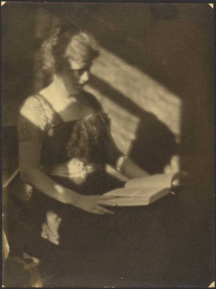 [Retrato de una mujer con un libro] de Louis Fleckenstein