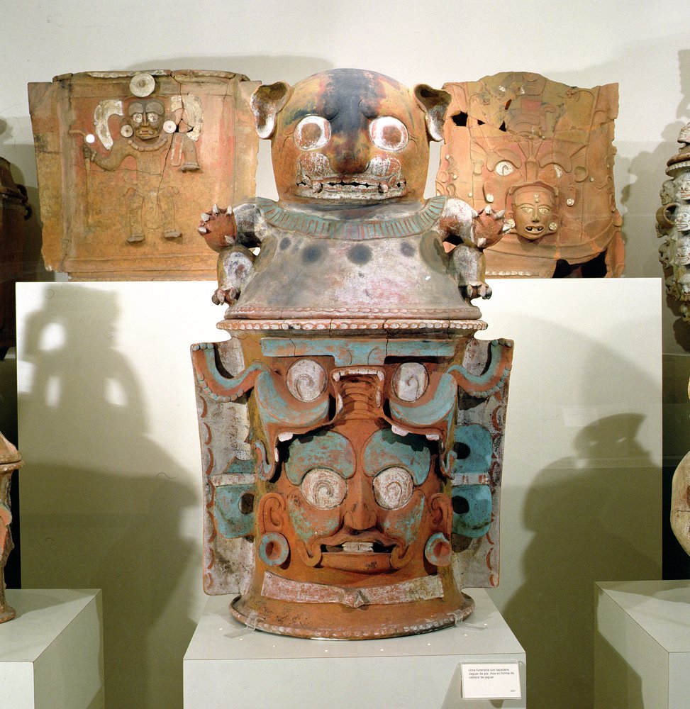 Urna funeraria ixil con tapa de felino, Nebaj, Guatemala