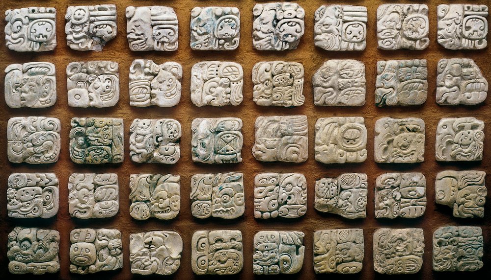 Calendario maya (320-1697) compuesto por diferentes glifos de Mayan Mayan