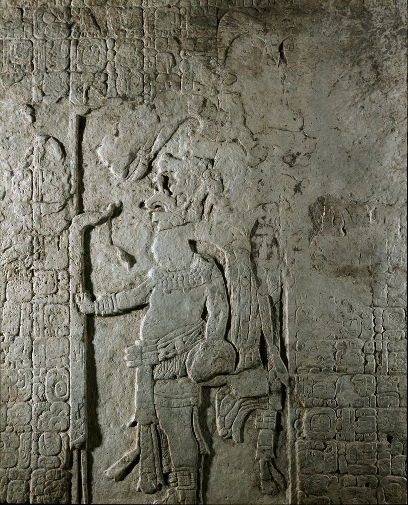 Arte maya: panel n. 1 del sitio maya de El Cayo (entre 600 y 800) que representa un personaje rodeado de inscripción en jeroglíficos en referencia a cálculos astronómicos. Colección privada de Mayan Mayan