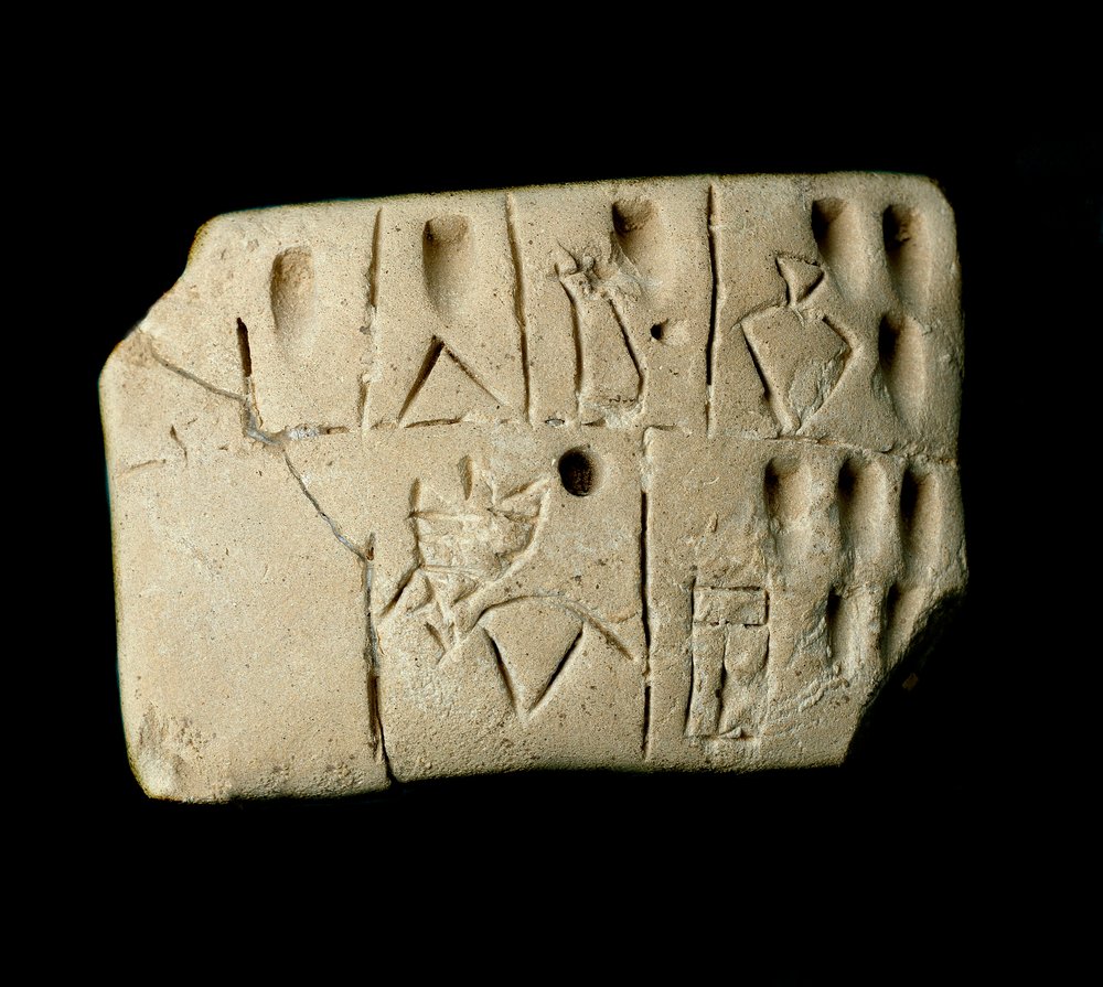 Mesopotamia: tablilla de arcilla con cuentas en escritura cuneiforme. Del templo de Eanna dedicado a la diosa Inanna (equivalente de Ishtar entre los sumerios) en Uruk. 3200 a. C. Dimensiones 6,4 x 4,7 cm, Museo Iraquí, Bagdad de Mesopotamian School