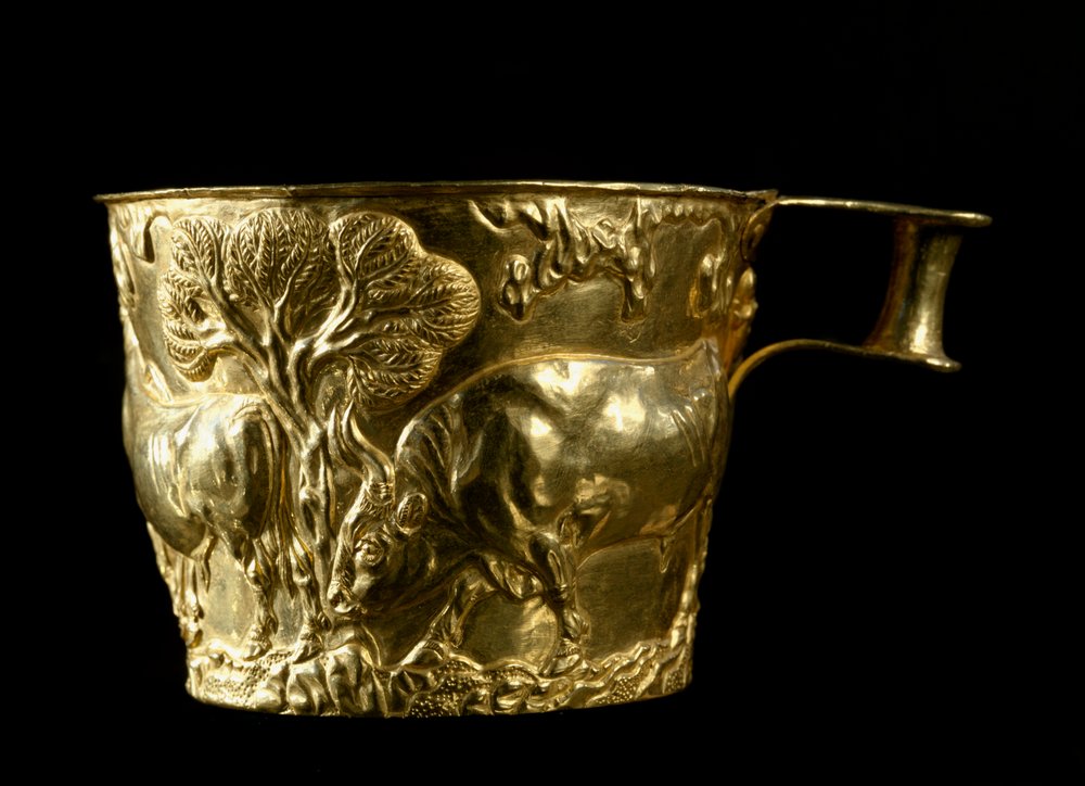 Arte micénico: copa de oro repujado con representación de un toro embistiendo, procedente del yacimiento de Vapheio (también Vaphio o Vafio). 1500 a. C. Alt. 8 cm. Museo Arqueológico Nacional de Atenas, Grecia. de Mycenaean