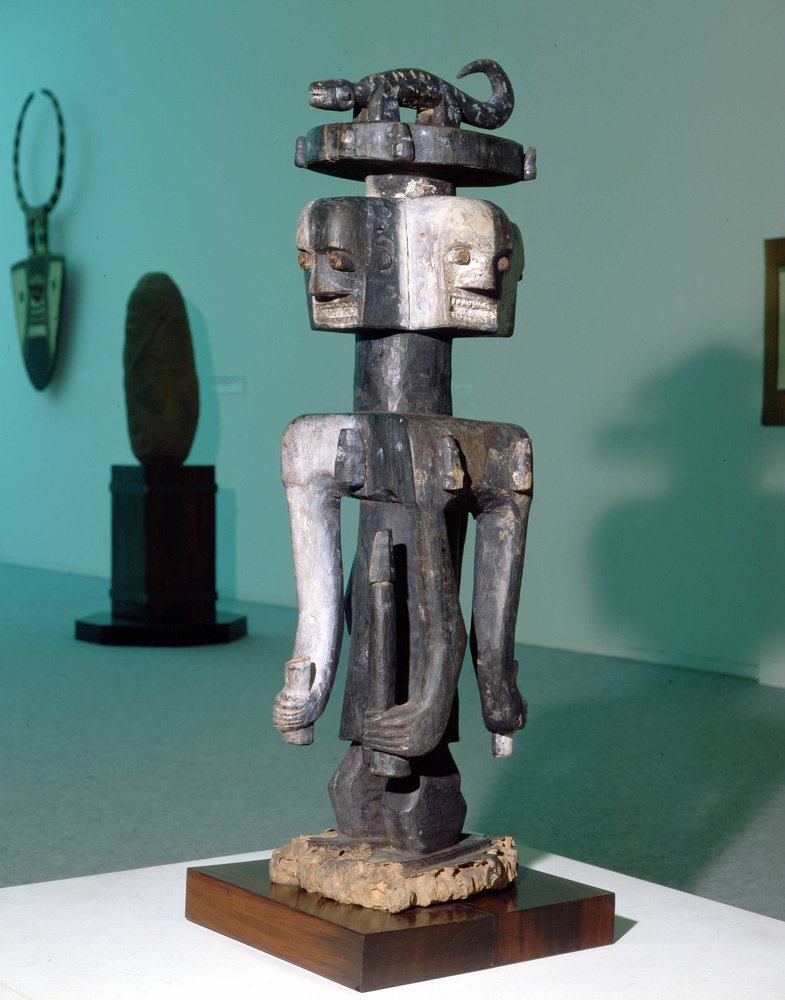 Artes populares “Ijo” (Nigeria). Escultura que representa un personaje de culto, probablemente un dios fálico. de Nigerian Nigerian