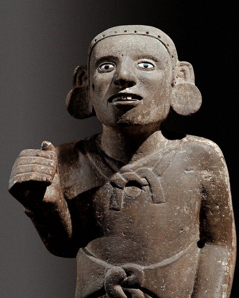Civilización precolombina: escultura de un sacerdote azteca de Pre-Columbian