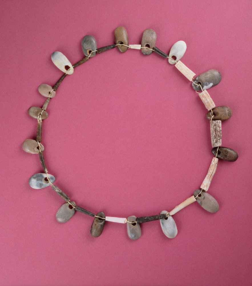 Collar prehistórico, encontrado en cuevas en Palestina de Prehistoric