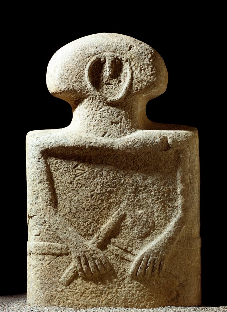 Arte prehistórico: estatua de una figura humana esculpida durante la Edad del Hierro del sitio de Lunigiana cerca de La Spezia, Italia. 1100-800 a.C. Museo Comunale della Civilta Lunigiana, La Spezia de Prehistoric Prehistoric