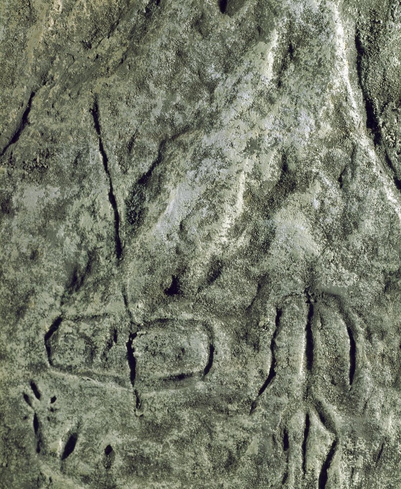 Prehistoria, arte rupestre: petroglifo (graffiti en piedra) de una ...